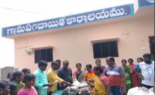  Distribution of sarees as Bathukamma gift to Telangana women  MPP Swetha Ravinder Reddy
