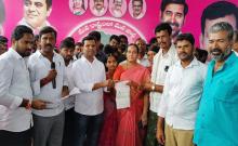 Chief Minister's Relief Fund checks were handed over to the victims - MLA Dr. Gadari Kishore Kumar