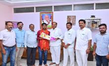 MLA who honored the student who got CSE seat in IIT