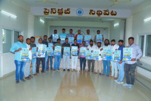పరుగుతోనే జీవితం మెరుగు టియుడబ్ల్యుజే జిల్లా అధ్యక్షుడు రంగాచారి సిద్దిపేట రన్నర్స్ అసోసియేషన్ ఆధ్వర్యంలో వచ్చే ఈ నెల 27 న నిర్వహించబోయే మూడవ ఎడిషన్ హాఫ్ మారథాన్ రన్ గోడపత్రిక ప్రెస్ క్లబ్ ఆధ్వర్యంలో టియుడబ్ల్యుజే జిల్లా అధ్యక్షుడు రంగాచారి ఆవిష్కరించారు. ఈ సందర్భంగా మాట్లాడుతూ హాఫ్ మారతాన్ రన్ కు జర్నలిస్టుల సంపూర్ణ మద్దతు ఉంటుందని ప్రకటించారు అందరికీ ఆరోగ్యం పంచడమే లక్ష్యంగా ముఖ్యంగా యువతలో మాదకద్రవ్యాల నిర్మూలనకు అవగాహన కల్పిస్తూ కార్యక్రమాలు చేస్తున్న సిద్దిపేట అసోసియేషన్ సభ్యులకు మా సహకారం ఉంటుందని అన్నారు. ఇప్పటికే హాఫ్ మారతాన్ డిజిటల్ లింక్ ద్వారా రిజిస్ట్రేషన్ చేసుకున్న అభ్యర్థులు ఆసక్తి గల అభ్యర్థులు ప్రతినిత్యం వివిధ రకాల వ్యాయామాలు చేస్తున్నవారు ఈ రన్ లో పాల్గొనాలన్నారు. జర్నలిస్టులు అందరూ కూడా ఈ రన్ లో పాల్గొని విజయవంతం చేయాలని కోరారు సిద్దిపేట ఆఫ్ మారథాన్ రన్ సిద్దిపేట పట్టణ అందాలను ప్రపంచానికి పరిచయం చేసేదిగా ఉంటుందని అదేవిధంగా గ్రామీణ ప్రాంతాల్లో ఉంటున్నటువంటి క్రీడాకారుల్లో మారతాన్ పరుగు తెలియజేయుటకు ,ప్రోత్సాహపరిచేందుకే హాఫ్ మారథాన్ రన్ నిర్వహిస్తున్నారని అన్నారు ఇది గ్రామీణ క్రీడాకారులకు గొప్ప అవకాశం అన్నారు. https://ifinish.in/running/SHM25 ఈ లింక్ ద్వారా అదరు రిజిష్టర్ చేసుకోవాలన్నారు. కార్యక్రమంలో జర్నలిస్టులు రఘు, సంజీవరెడ్డి, మైసారెడ్డి, రంగధాం పల్లి శ్రీనివాస్ మజ్జు ,రాజు, వెంకటేశo, రామ్ రెడ్డి, సాయి, ఇంద్ర శేఖర్, చారి, పర్సరాములు సిద్దిపేట రన్నర్స్ అసోసియేషన్ సభ్యులు రాజు, నారాయణరెడ్డి అశోక్ జీవన్ రెడ్డి, శ్రావణ్ రెడ్డి, కృష్ణారెడ్డి, చారి పాల్గొన్నారు.
