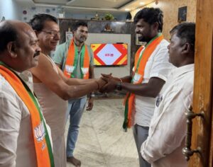 *సేవకుడిగా వస్తున్న ఆశీర్వదించి గెలిపించండి* - బిజెపి అభ్యర్థి అత్తెలి మనీషా అనంత్ రెడ్డి చేవెళ్ల ఫిబ్రవరి 03(ప్రజా జ్యోతి): సామాజిక సేవలో ముందున్నా.. ప్రజా సేవకు అంకితమౌతా.. ఒక్క సారి అవకాశం ఇచ్చి 12 వ వార్డ్ కౌన్సిలర్ గా గెలిపించాలని బిజెపి అభ్యర్థి అత్తెలి మనీషా అనంత్ రెడ్డి ఓటర్లకు విజ్ఞప్తి చేస్తున్నారు. ఈ సందర్భంగా అత్తెలి మనీషా అనంత్ రెడ్డి మాట్లాడుతూ... మున్సిపల్ ఎన్నికల్లో తమను ఒక్కసారి ఆశీర్వదించి 12 వ వార్డ్ కౌన్సిలర్ గా గెలిపిస్తే.. ప్రజాసేవకు అంకితమౌతామని కోరుతున్నారు. 12 వ వార్డులో సీసీ రోడ్లు, డ్రైనేజీలు, మౌలిక సదుపాయాల కల్పనకు కృషి చేస్తానని, అన్ని రంగాల్లో వార్డును అభివృద్ధి పరచి ఆదర్శంగా తీర్చిదిద్దుతామని హామీ ఇచ్చారు. ప్రజలందరికీ అందుబాటులో ఉంటానని ప్రజా సమస్యల పరిష్కారానికి కృషి చేస్తానన్నారు. బిజెపి పార్టీతోనే అభివృద్ధి సాధ్యమవుతుందని తెలిపారు.